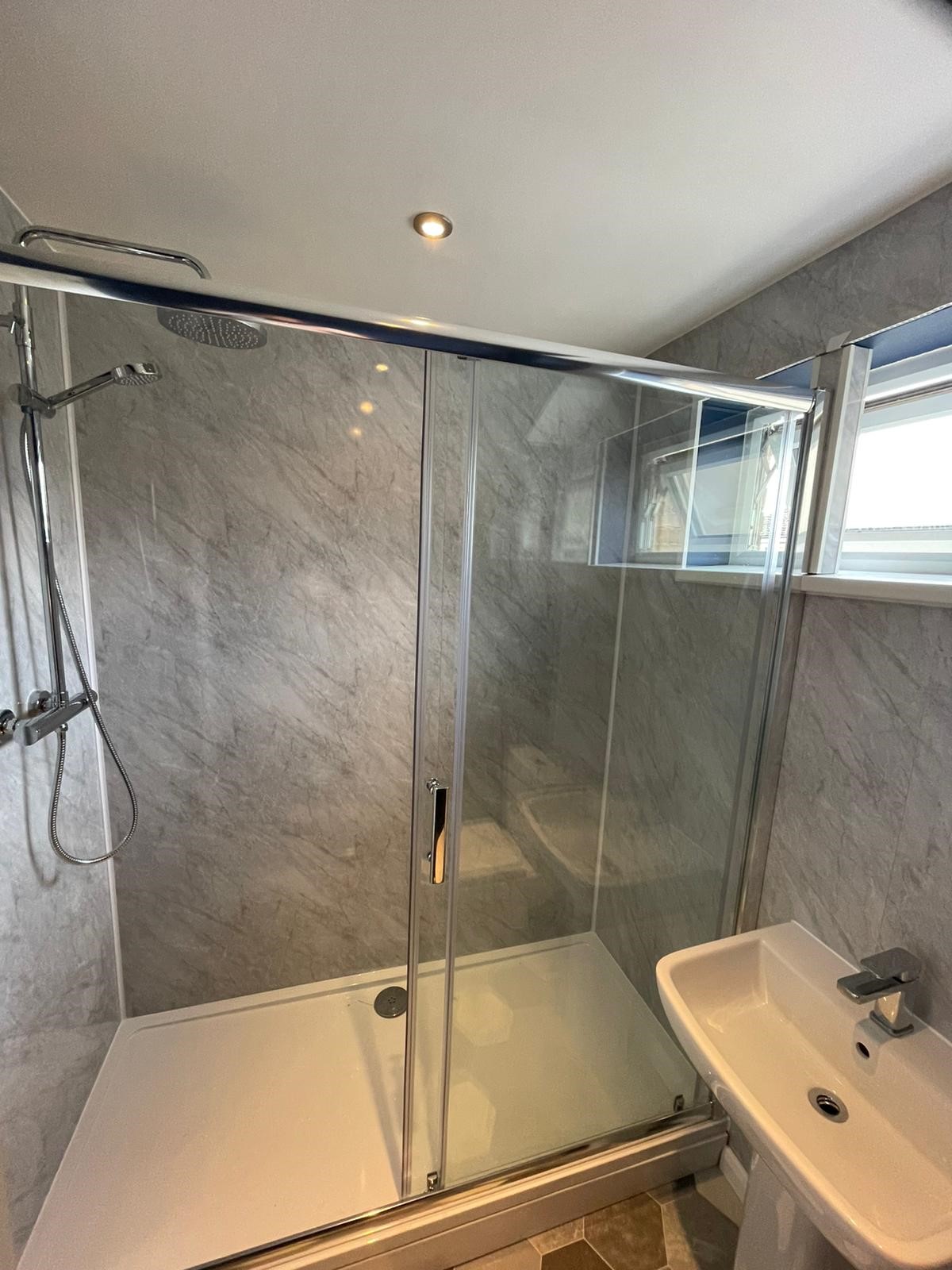 Shower cubicle with dual outlet shower