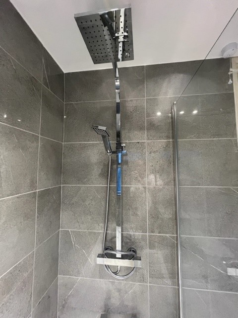 Square shower with rigid riser - Sink Included, bathroom fitting
